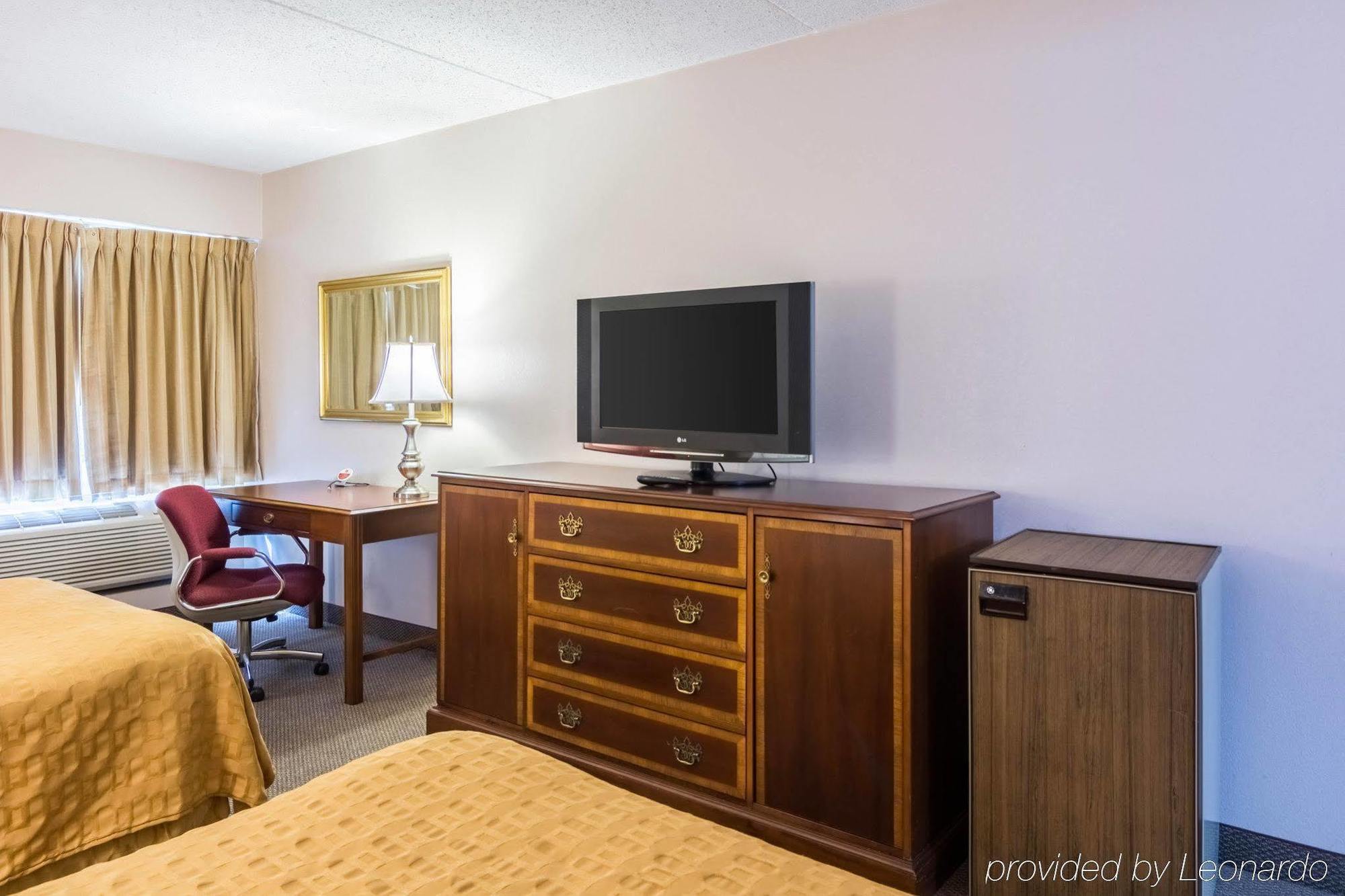 Plaza Inn & Suites Хейгерстаун Екстериор снимка
