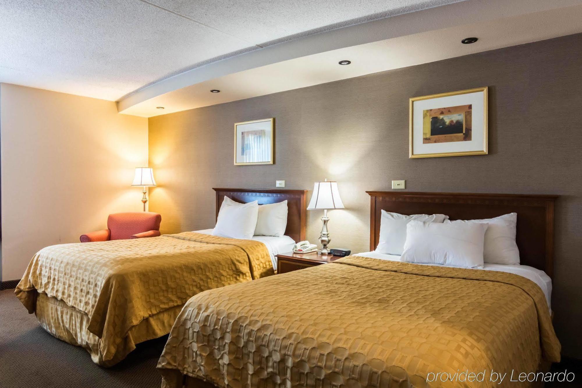 Plaza Inn & Suites Хейгерстаун Екстериор снимка