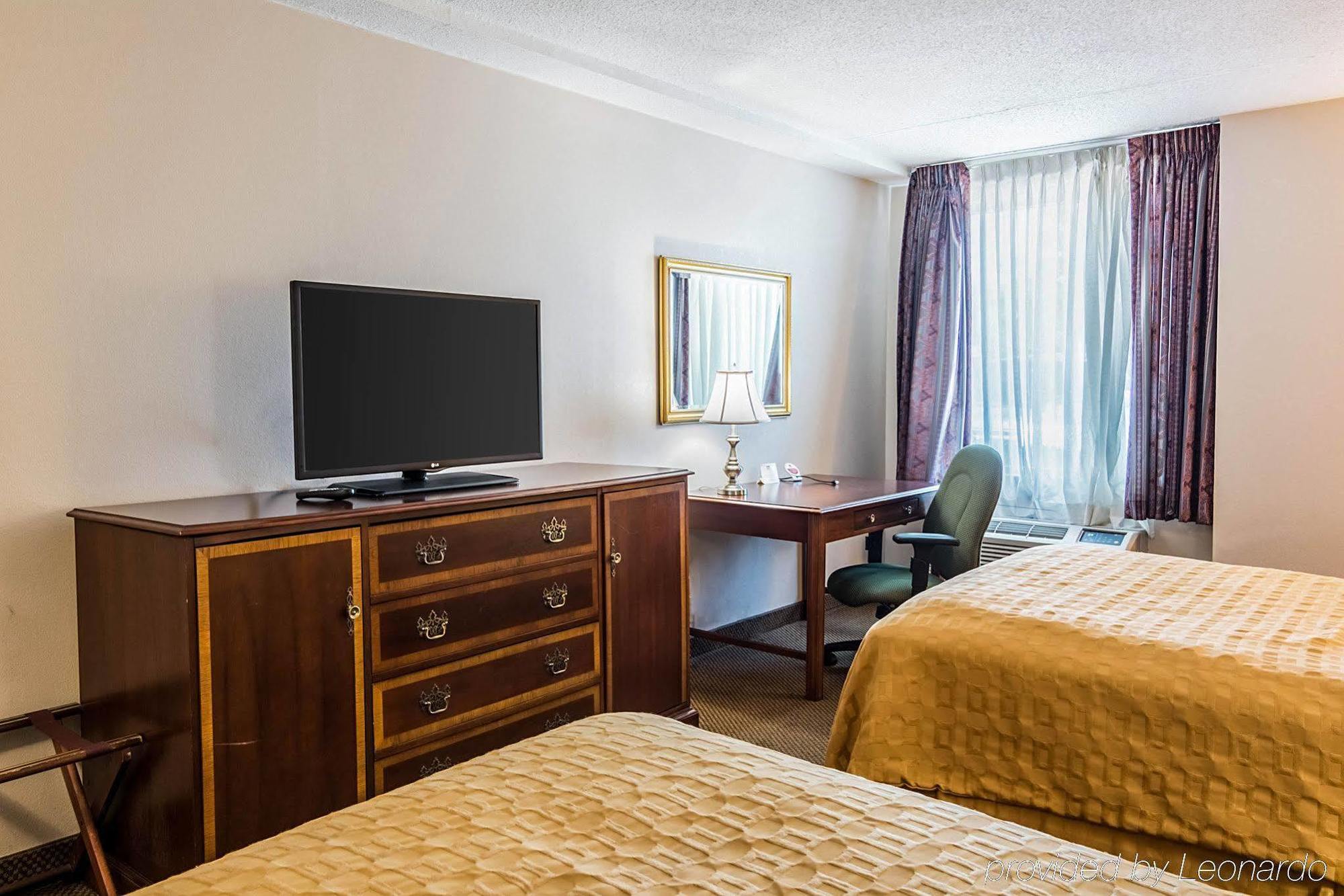 Plaza Inn & Suites Хейгерстаун Екстериор снимка
