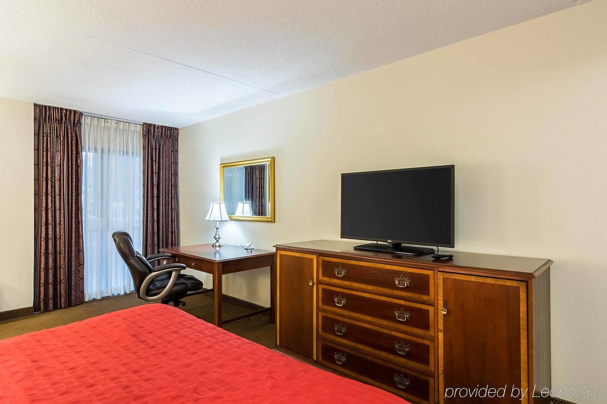 Plaza Inn & Suites Хейгерстаун Екстериор снимка