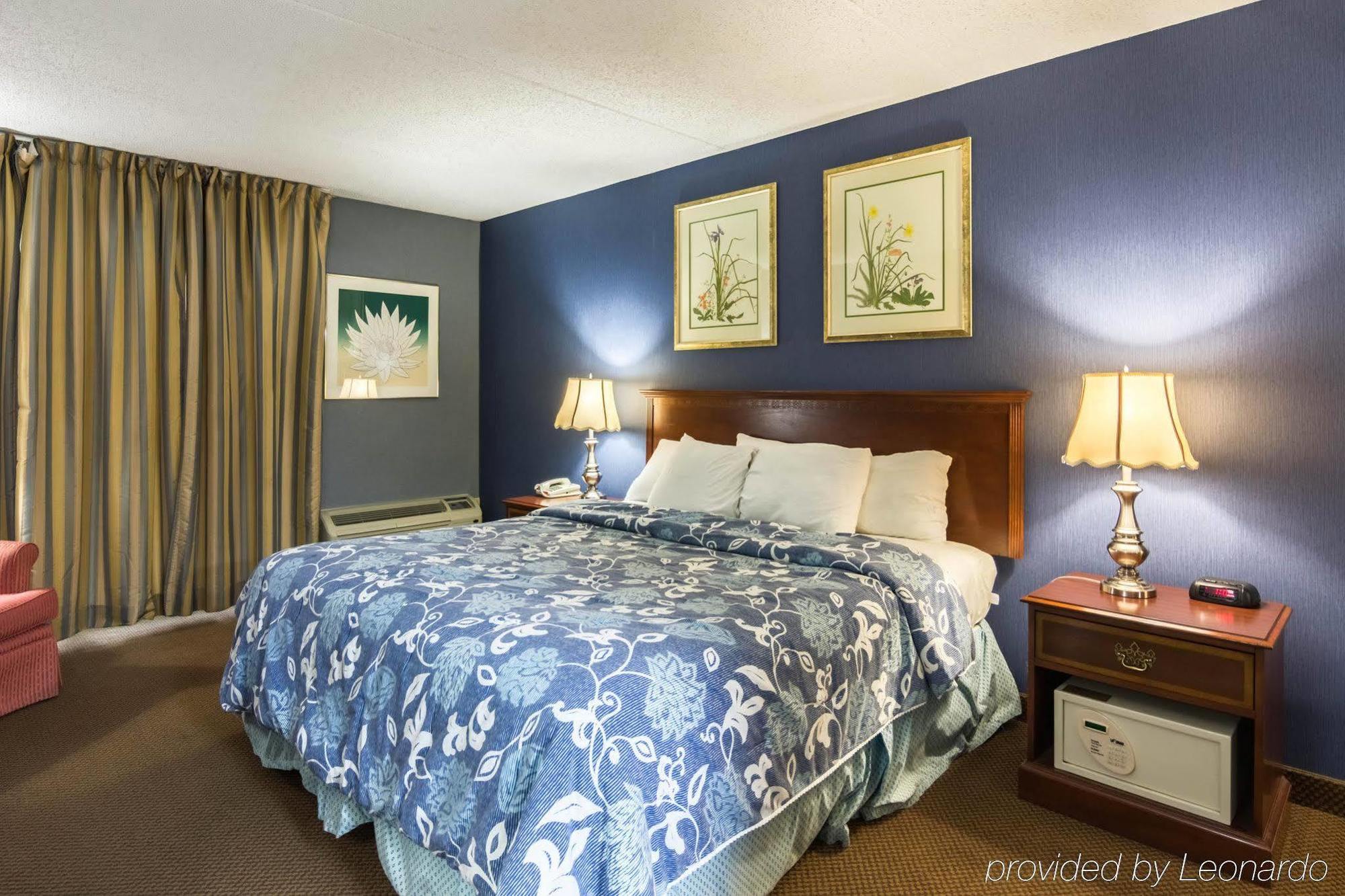 Plaza Inn & Suites Хейгерстаун Екстериор снимка
