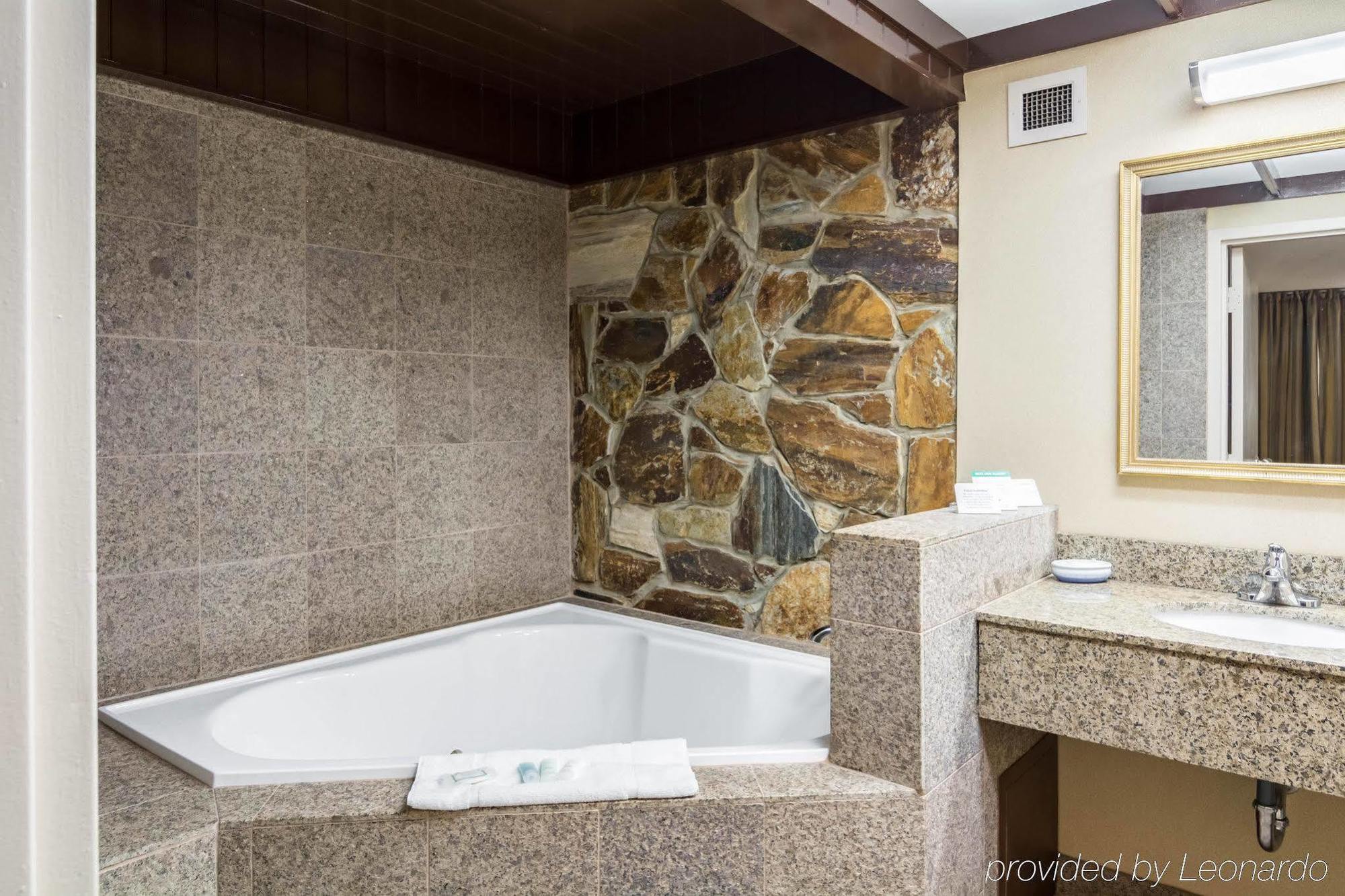 Plaza Inn & Suites Хейгерстаун Екстериор снимка