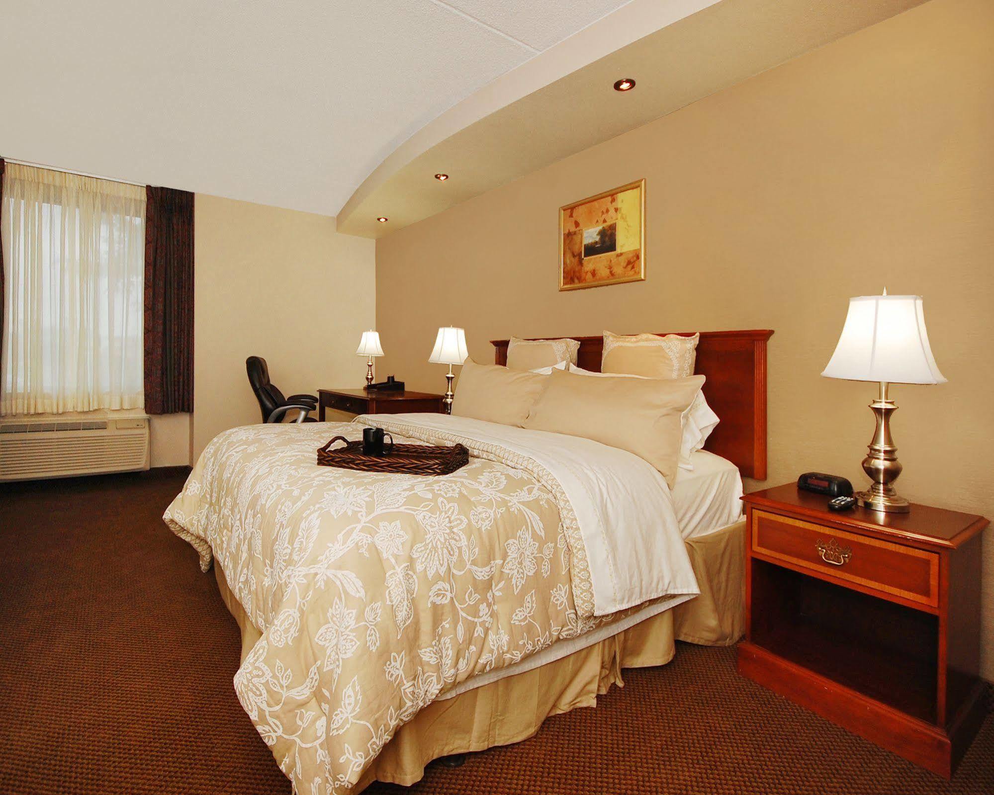 Plaza Inn & Suites Хейгерстаун Екстериор снимка