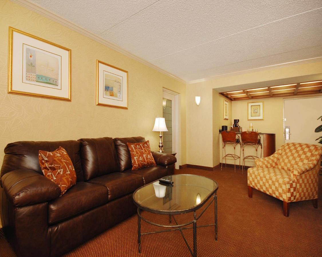 Plaza Inn & Suites Хейгерстаун Екстериор снимка